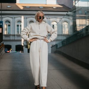 CREAM SAND TIESAUS KIRPIMO SU SIAURĖJIMU Į APAČIĄ KELNIŲ KOSTIUMAS
