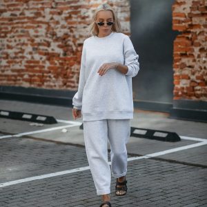 WHITE MELANGE TIESAUS KIRPIMO SU SIAURĖJIMU Į APAČIĄ KELNIŲ KOSTIUMAS